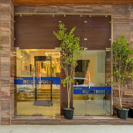 Rosewood Suites A Family Hotel Near Delhi Airport Neu-Delhi Exterior foto