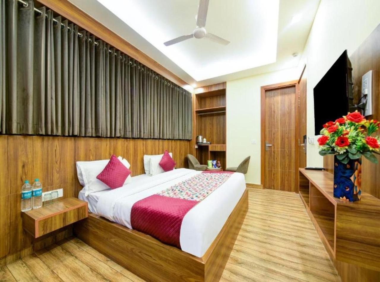 Rosewood Suites A Family Hotel Near Delhi Airport Neu-Delhi Exterior foto