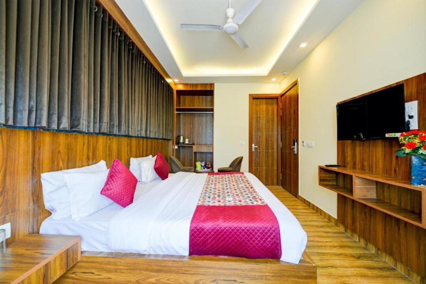 Rosewood Suites A Family Hotel Near Delhi Airport Neu-Delhi Exterior foto